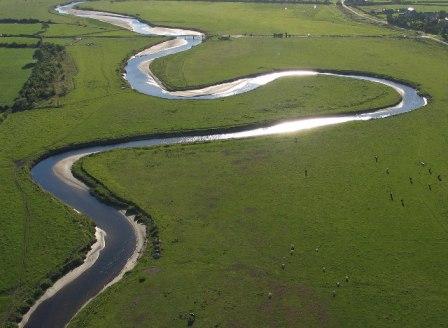 meanderende_rivier_in_grasland_gecomprimeerd